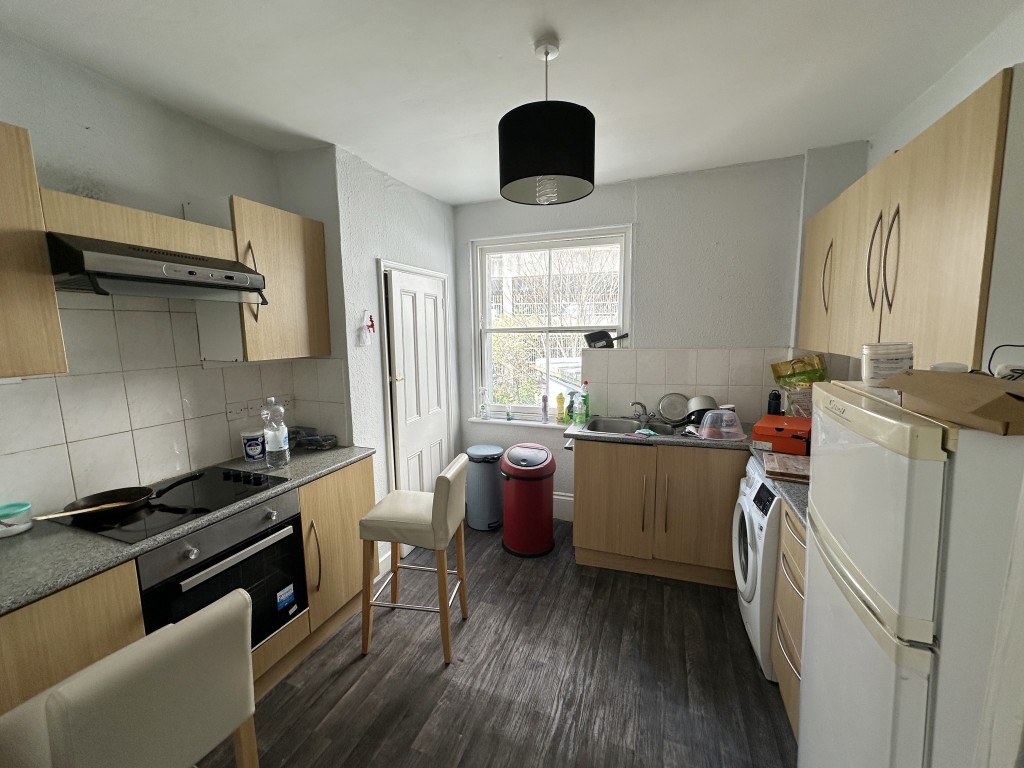 Lot: 79 - MIXED FREEHOLD RESIDENTIAL AND COMMERCIAL INVESTMENT - Flat 2, 56 Kings Road Kitchen